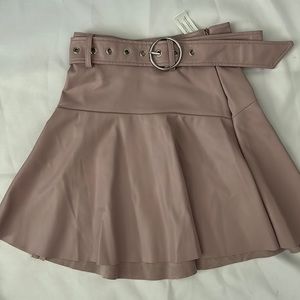 Selling this skirt. Moving houses and won’t have enough storage